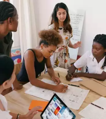 Persone che si confrontano in un lavoro di gruppo